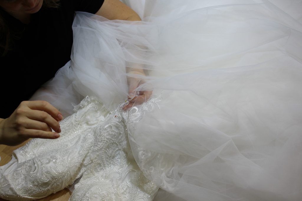 Handarbeit am Brautkleid